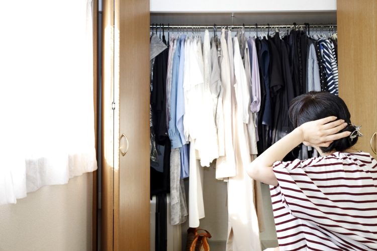 服を減らしたら生活はどう変わるか(写真:イメージマート)